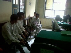 6 Anggota Geng Motor Medan Kompak Berbaju Koko Saat Sidang