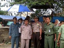  Tinjau Lokasi Bom Depok, Nurmahmudi Berpayung Ria