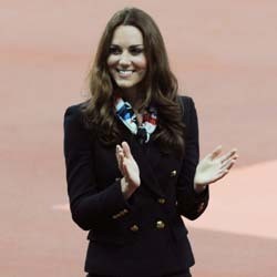 Kate Middleton Bergaya ala Pramugari