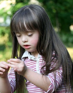 Rambut si Kecil Tumbuh Lebat dan Sehat Dengan Makanan Ini!