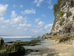 Ini Dia Pantai dengan Tebing dan Karang Cantik di Bali