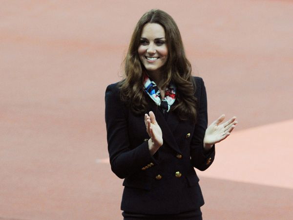 Kate Middleton Bergaya ala Pramugari