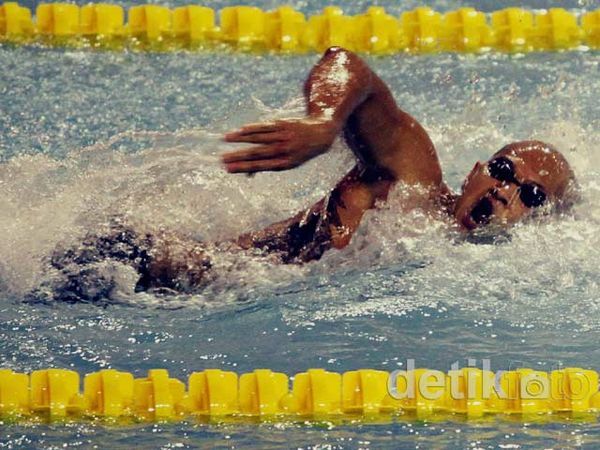 Perenang Akbar Nasution Raih Emas PON