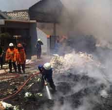 Lokasi Pembuangan Sampah di Medokan Ayu Terbakar