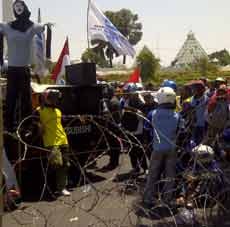 Ratusan Buruh Demo ke Kantor Gubernur
