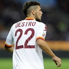 Destro Lebih Nyaman Jadi Penyerang Tengah