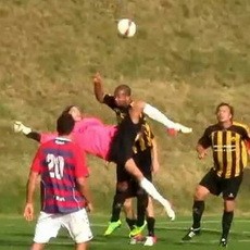 Wow, Kiper Bikin Gol lewat Tendangan Salto