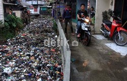 Pemda DKI Belum Lakukan Upaya Pembersihan Sampah di Sungai Batu Ampar