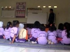 Bangunan Sekolah Ambruk, Ratusan Siswa SD di Bogor Belajar di Lantai