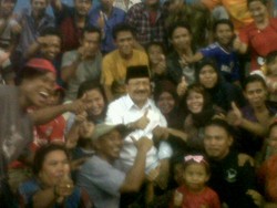 Foke Ajak Ratusan Nelayan Cilincing Bergaya di Depan Kamera