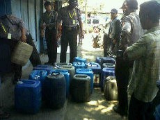 Gudang di Terminal Garut Digerebek, 1.000 Liter Tuak Diamankan