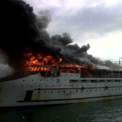 Kapal Penumpang Valerinne Terbakar di Pelabuhan Manado