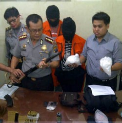 Polisi Tangkap Pengedar Narkoba dengan Barbuk Sabu, AK 56 & Granat