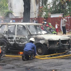 Mobil Range Rover Terbakar di Permata Hijau, Lalin Macet