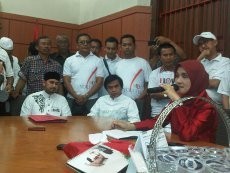 Kembalikan Berkas Cagub Jateng, Rustriningsih Didampingi Ustaz & Artis