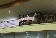 3 Mahasiswi Bentangkan Spanduk Saat Prabowo Orasi di Undip