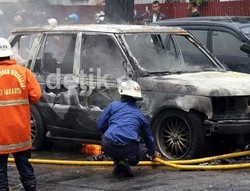 Range Rover Terbakar Habis di Permata Hijau