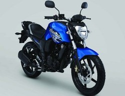  Yamaha: Motor Warna Biru Disukai Pria