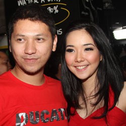 Gading Marten & Gisel Kompak Merah-merah