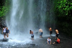 Lombok Punya Dua Air Terjun yang Memukau