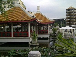 Santap Lezat dan Aksi Si Jago Kungfu