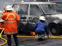 Range Rover Terbakar di Permata Hijau