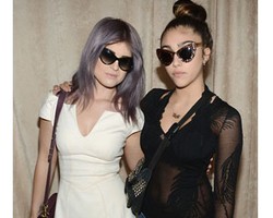 8 Adu Gaya Selebriti Saat Hadiri New York Fashion Week