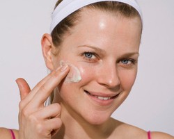 Efek Pakai Krim Pemutih Sembarangan: Kulit Wajah Terkelupas & Gosong