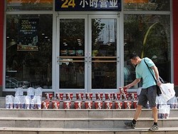 Pria Ini Borong KFC Family Bucket Sebagai Aksi Protes 