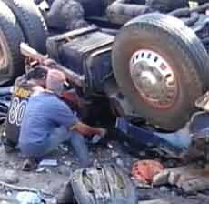 Trailer Terbalik, Sepasang Kekasih Tewas Terjepit Kabin