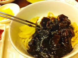  Sluurp... Chajang Myun, Mi Hitam dari Negeri Ginseng!