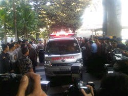 Datang dengan Ambulans & Berkursi Roda, Hartati Penuhi Panggilan KPK