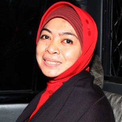 Bisnis Wa Ode Nurhayati, Mulai dari Konveksi Hingga Jualan HP
