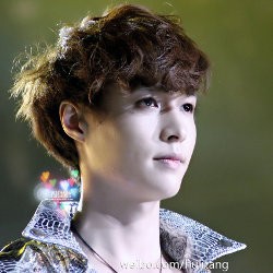 Lay EXO-M Senang Tidur di Lantai