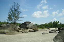 Bebatuan dan Panorama Pantai Matras