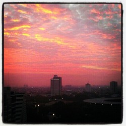 Langit sore hari di kota Jakarta
