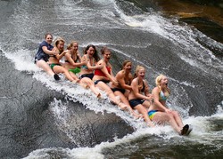 Wiii! Meluncur Seru di Air Terjun Sliding Rock, AS