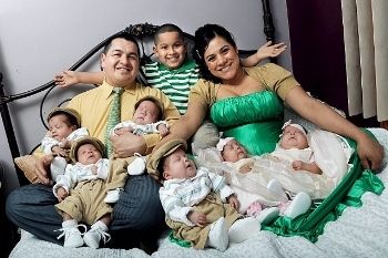 Potret Keluarga dengan Bayi Kembar 6, 7, 8