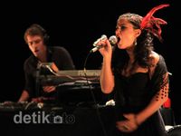 Menikmati Suara Khas Arabic Emel Mathlouthi