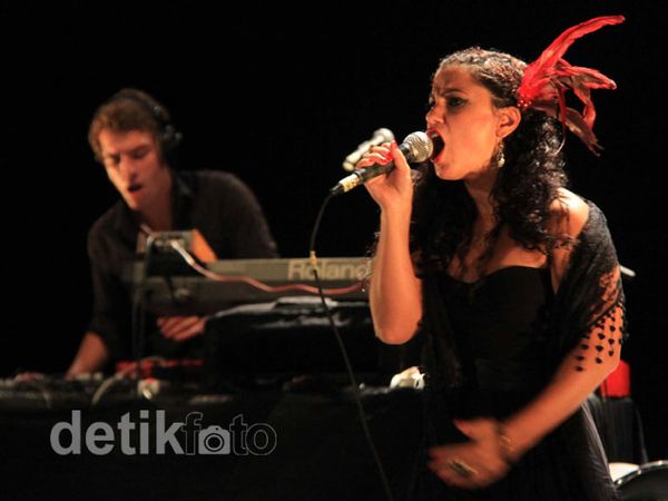 Menikmati Suara Khas Arabic Emel Mathlouthi