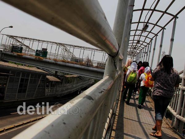 JPO Tak Beratap Kurangi Kenyamanan