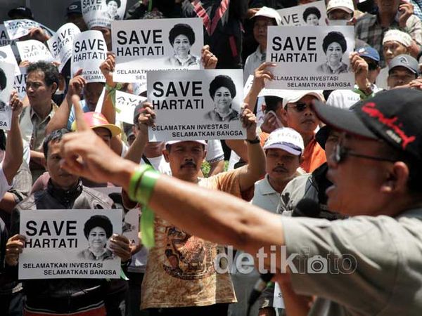 Massa Dukung Hartati Tidak Ditahan