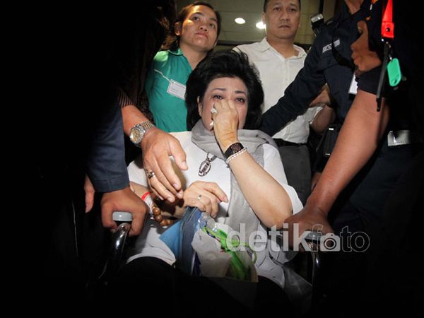 Berkursi Roda, Hartati Diperiksa KPK