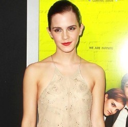 Emma Watson Tampil Superseksi di Premiere Perks of Being a Wallflower