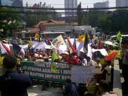 Kantor Gita Wirjawan Dikepung Petani