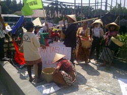  Petani & Pedagang yang Kepung Kantor Gita Wirjawan Ternyata Bayaran