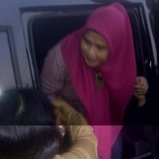 Tiba di Kejati Jatim, Ratna Lempar Senyum ke Wartawan