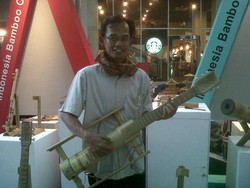 Adang dan Gitar Bambu Made in Bandung