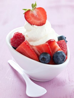 Pilihlah Strawberry dan Cokelat Untuk Topping Froyo Sehat!