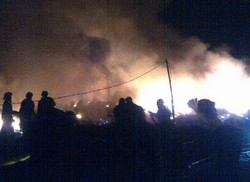 Pemadam Sulit Jangkau Lokasi Kebakaran Lapak Pemulung di Jatipadang